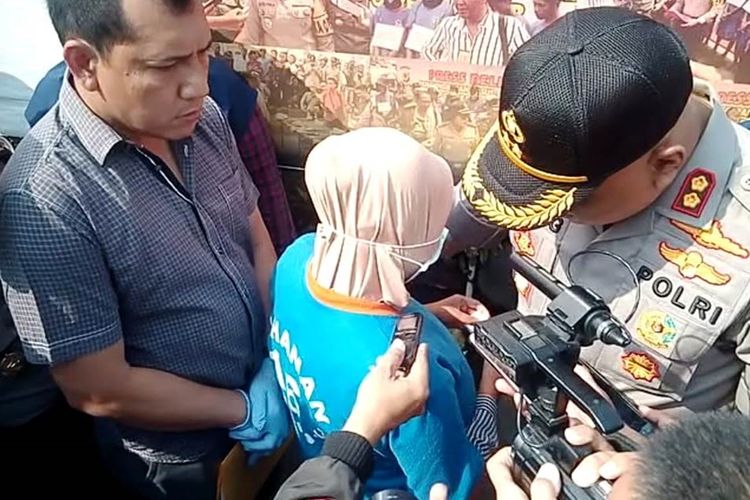 YN (20), warga Takokak, Cianjur, Jawa Barat (tengah) menceritakan tindakan kejinya membunuh NR (3 bulan), bayinya sendiri dengan cara dibiarkan tenggelam di bak mandi.