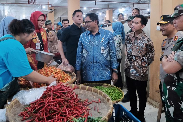 Pj Gubernur Jateng Nana Sudjana dan Wali Kota Solo, Gibran Rakabuming Raka saat melakukan peninjuan ke Pasar Legi Solo pada Kamis (4/4/2024).