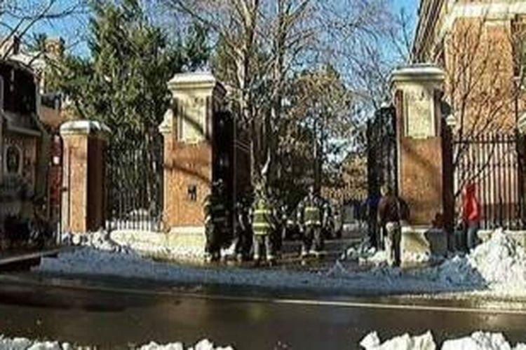 Pasukan pemadam kebakaran ikut bersiaga di salah satu gerbang Universitas Harvard, AS, setelah universitas elite itu mendapat ancaman bom, Senin (16/12/2013).