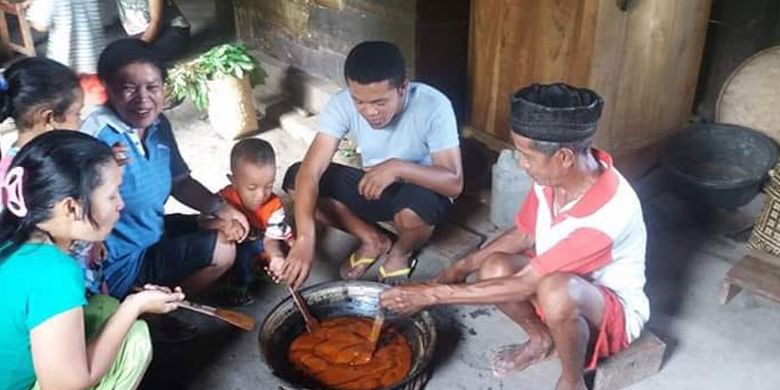 Kampung Lembah Tado, Desa Ranggu, Kecamatan Kuwus Barat, Kabupaten Manggarai Barat, Nusa Tenggara Timur, dikenal sebagai pusat kuliner kukih sobol dengan bahan baku ketela pohon. Selain kukih sobol, kampung ini terkenal dengan kokor gola yaitu mencetak gula merah. Foto diambil Kamis (17/1/2019).