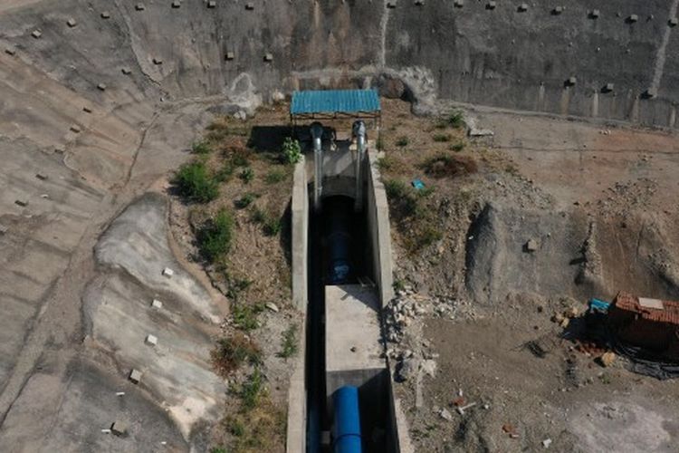 Pembangunan bendungan.