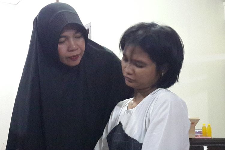 Ningsih Tinampi saat mengobati pasiennya di rumahnya di Kecamatan Pandaan, Kabupaten Pasuruan, Selasa (17/9/2019).