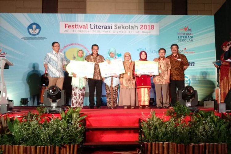 Para peraih medali emas dalam ajang cipta pada Festival Literasi Sekolah (FLS) 2018 di Sentul Bogor, Jawa Barat (30/10/2018).