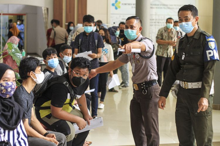 Pendaftaran vaksin untuk anak usia 12-17 tahun di Rumah Sakit Umum Pusat (RSUP) Mohammad Hoesin Palembang, Sumatera Selatan, Sabtu (10/7/2021). Akan tetapi, saat pelaksanaan berlansung banyak orang dewasa yang ternyata ikut mendaftar.