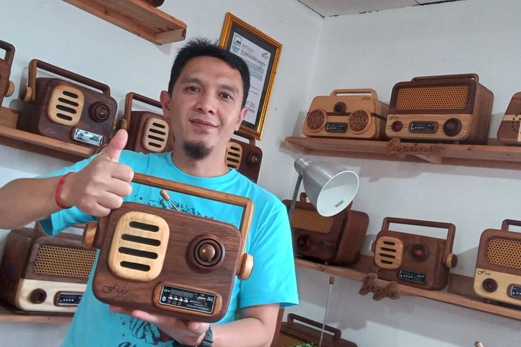 Helmi Suana Permanahadi, 41 tahun, perajin asal Kabupaten CIanjur, Jawa Barat, memerlihatkan radio kayu yang akan dijadikan suvenir esmi KTT G20 yang akan dihelat di Bali pada pertengahan November 2022.