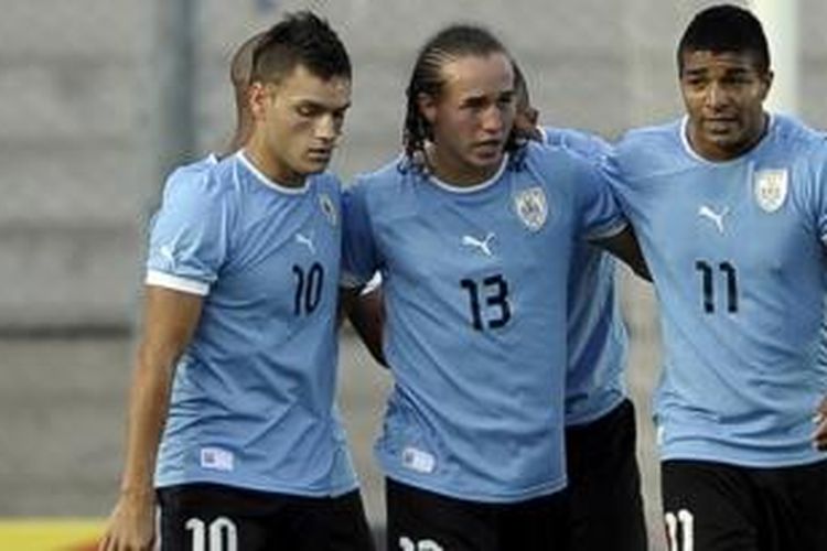 Gelandang muda Uruguay, Diego Laxalt (tengah) resmi berseragam Inter Milan. 