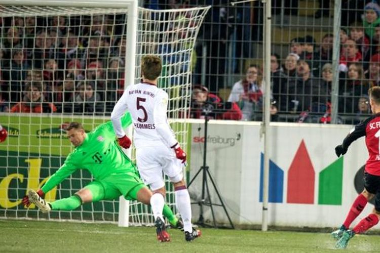 Gelandang Freiburg, Janik Haberer (kanan), mencetak gol ke gawang Bayern Muenchen yang dikawal Manuel Neuer, dalam pertandingan Bundesliga di Freiburg, Jerman, Minggu (20/1/2017).