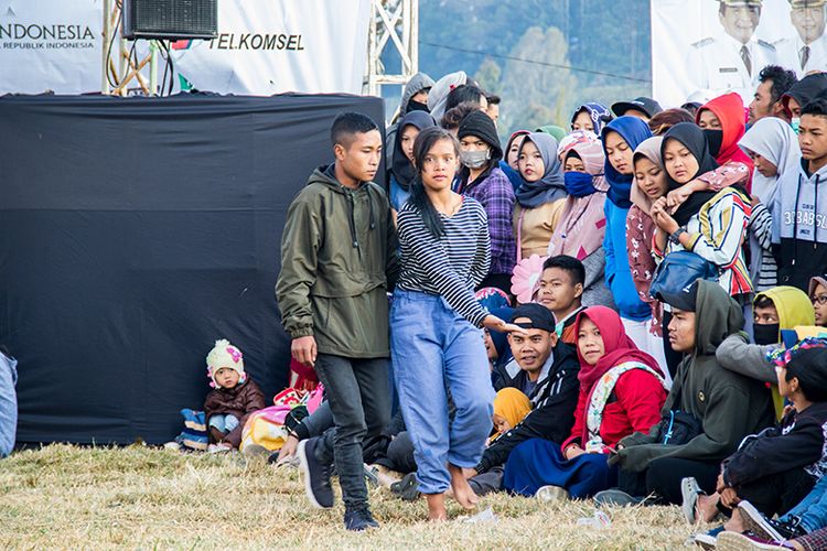 Penonton Wanita yang Kesurupan saat Pertunjukan Kubro Siswo.