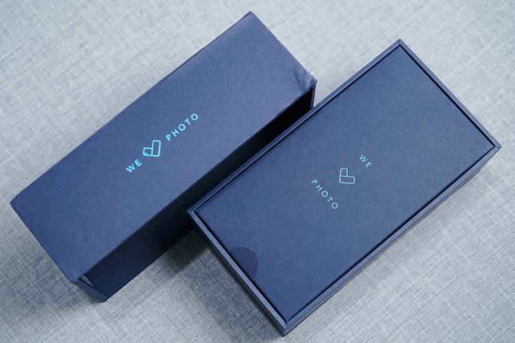Saat kemasan dibuka, pembeli akan menemukan kotak karton kercil berisi panduan penggunaan dan ketentuan garansi ZenFone 5.
