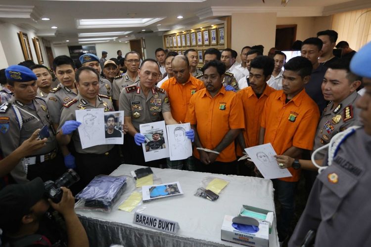 Petugas Kepolisian menunjukan barang bukti terkait kasus penganiayaan dan pengeroyokan terhadap pakar IT ITB Hermansyah saat rilis kasus di Gedung Utama Polda Metro Jaya, Jakarta, Kamis (13/7/2017).  Iriawanmenjelaskan bahwa kasus pengeroyokan Hermansyah ini terjadi secara spontan tidak ada rekayasa dan tidak ada hubungannya dengan Habib Rizieq.