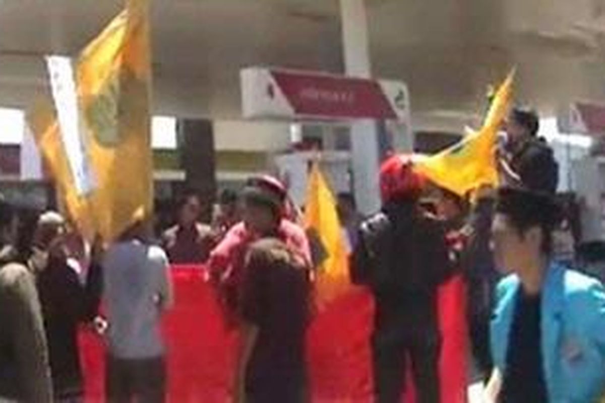 Pendemo menutup sebuah SPBU terbesar di Polewali Mandar, Jumat (16/3/2012).