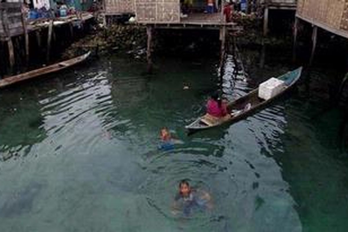 Kehidupan Suku Bajo di Desa Mola, Kecamatan Wangi Wangi Selatan, Kabupaten Wakatobi, Sulawesi Tenggara, Selasa (3/5/2011). Di tempat ini sulit menyebut lagi para warga Bajo sebagai pengembara. Sebagian warga suku Bajo di Desa Mola tidak lagi hidup di atas laut lepas. Mereka sudah tinggal di dalam rumah berdinding batu bata dan beratap seng.