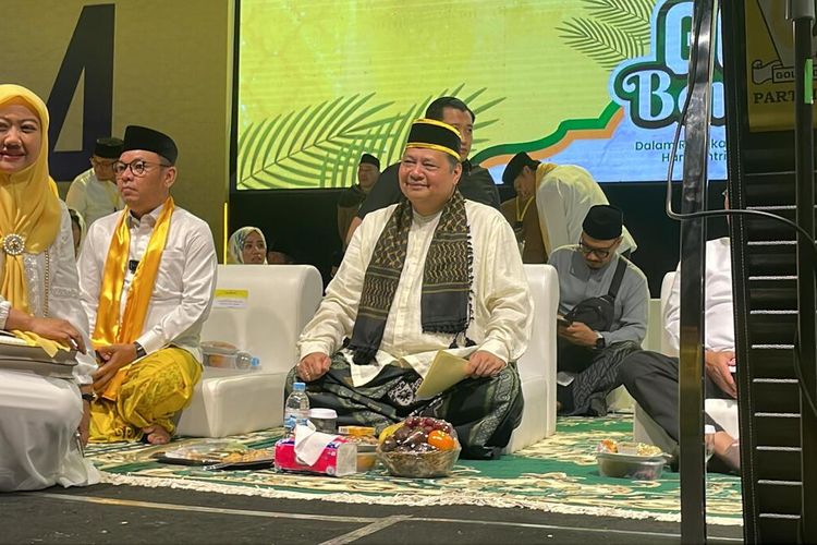 Ketua Umum Partai Golkar Airlangga Hartato saat menghadiri acara Golkar Bersholawat di Lapangan Panahan Stadion Si Jalak Harupat, Kabupaten Bandung, Jawa Barat pada Rabu (11/10/2023) malam