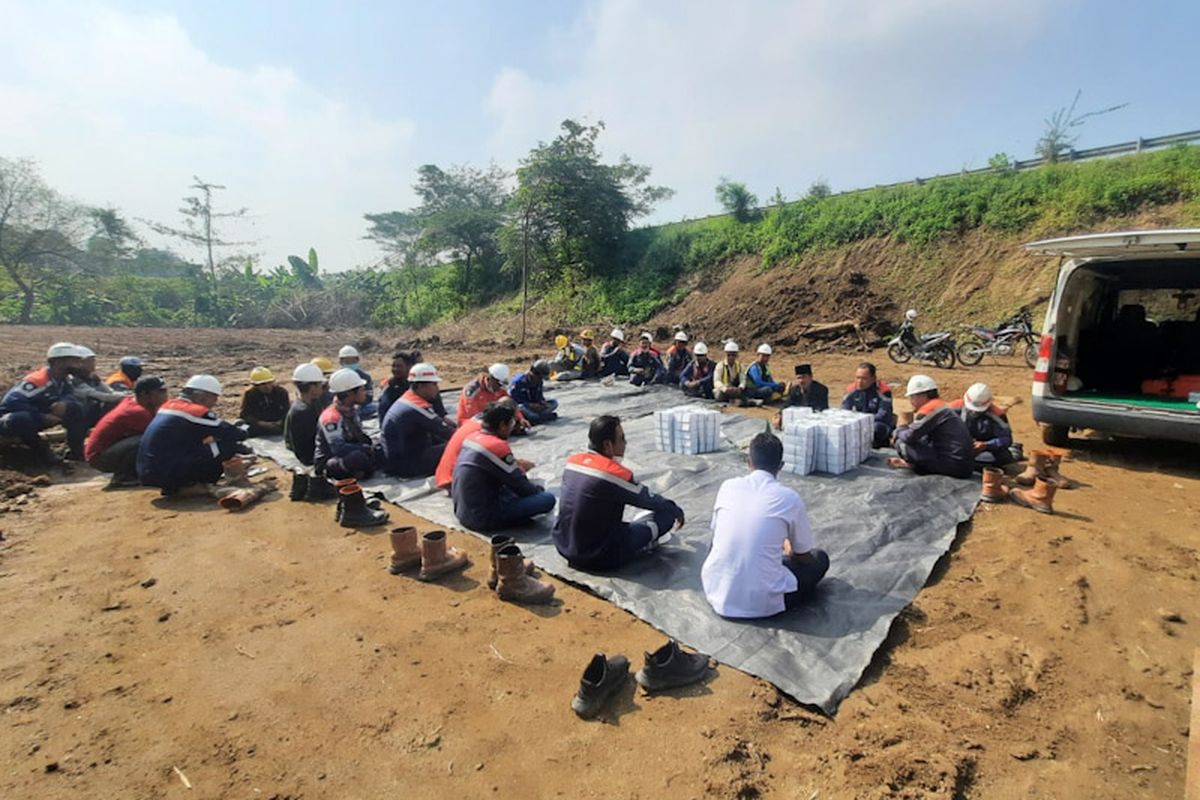 Pegawai, warga serta tokoh masyarakat menggelar istighasah dan doa bersama sebelum memulai pengerjaan proyek tol KLBM di makam Desa Lebanisuko, Kecamatan Wringinanom, Gresik, Senin (27/6/2022). *** Local Caption *** Pegawai, warga serta tokoh masyarakat menggelar istighasah dan doa bersama sebelum memulai pengerjaan proyek tol KLBM di makam Desa Lebanisuko, Kecamatan Wringinanom, Gresik, Senin (27/6/2022).