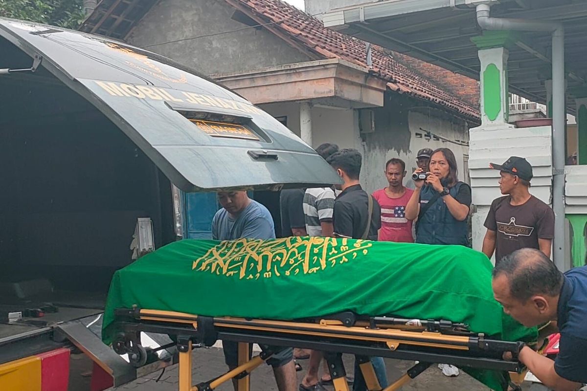 Proses pemindahan jenazah korban pembunuhan anak kandung di Sidoarjo, pada Senin (16/12/2024).