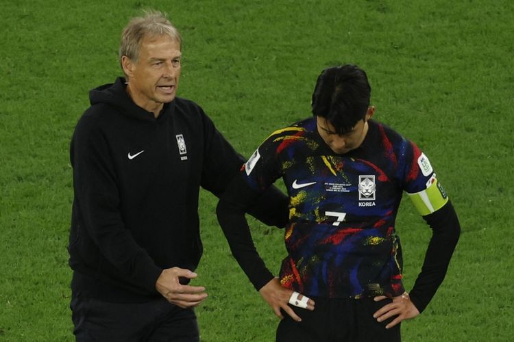 Pelatih Korea Selatan, Jurgen Klinsmann, dan Son Heung-min bereaksi setelah kalah dari Yordania pada semifinal Piala Asia 2023. Laga Yordania vs Korea Selatan di Stadion Ahmad bin Ali, Al Rayyan, Qatar, Selasa (6/2/2024) tuntas 0-2.