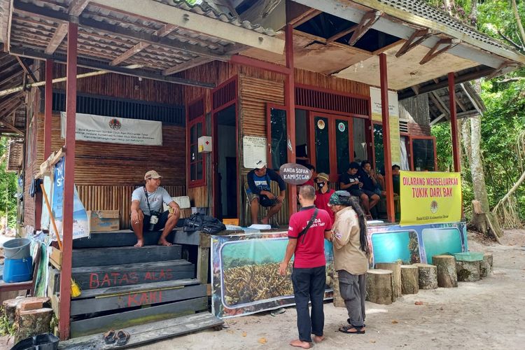 Para tim polisi hutan saat bersantai di pos jaga di Pulau Sangalaki, Berau, Kaltim, Kamis (17/6/2021).