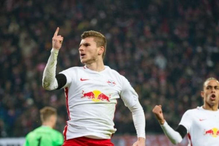 Pemain RB Leipzig, Timo Werner, merayakan gol ke gawang Schalke pada lanjutan Bundesliga, Sabtu (3/12/2016). 