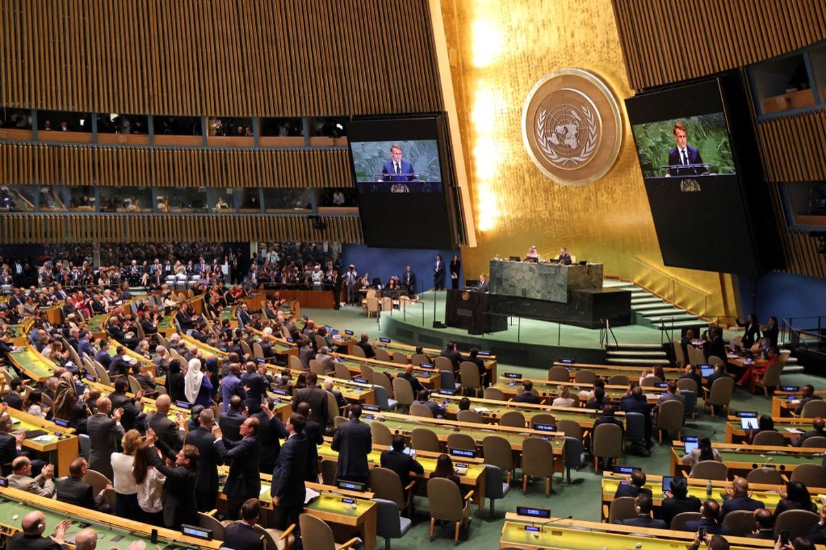 Para delegasi berdiri untuk memberi tepuk tangan kepada Presiden Perancis Emmanuel Macron saat ia selesai berpidato di KTT Perserikatan Bangsa-Bangsa tentang Palestina di markas besar PBB selama Sidang Umum Perserikatan Bangsa-Bangsa (UNGA) di New York pada 22 September 2025. Lebih dari 140 pemimpin dunia akan berkumpul di New York minggu ini untuk menghadiri Sidang Umum PBB tahunan, yang akan didominasi oleh isu Palestina.