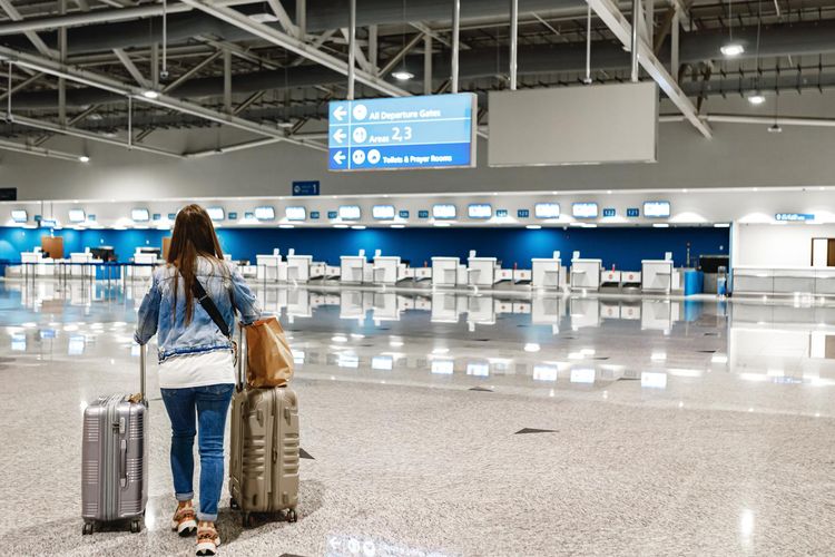 Ilustrasi perjalanan luar negeri di bandara. Pemerintah Hong Kong akan menangguhkan penerbangan transit selama sebulan dari sekitar 150 negara dan wilayah yang dianggap berisiko tinggi karena virus corona.