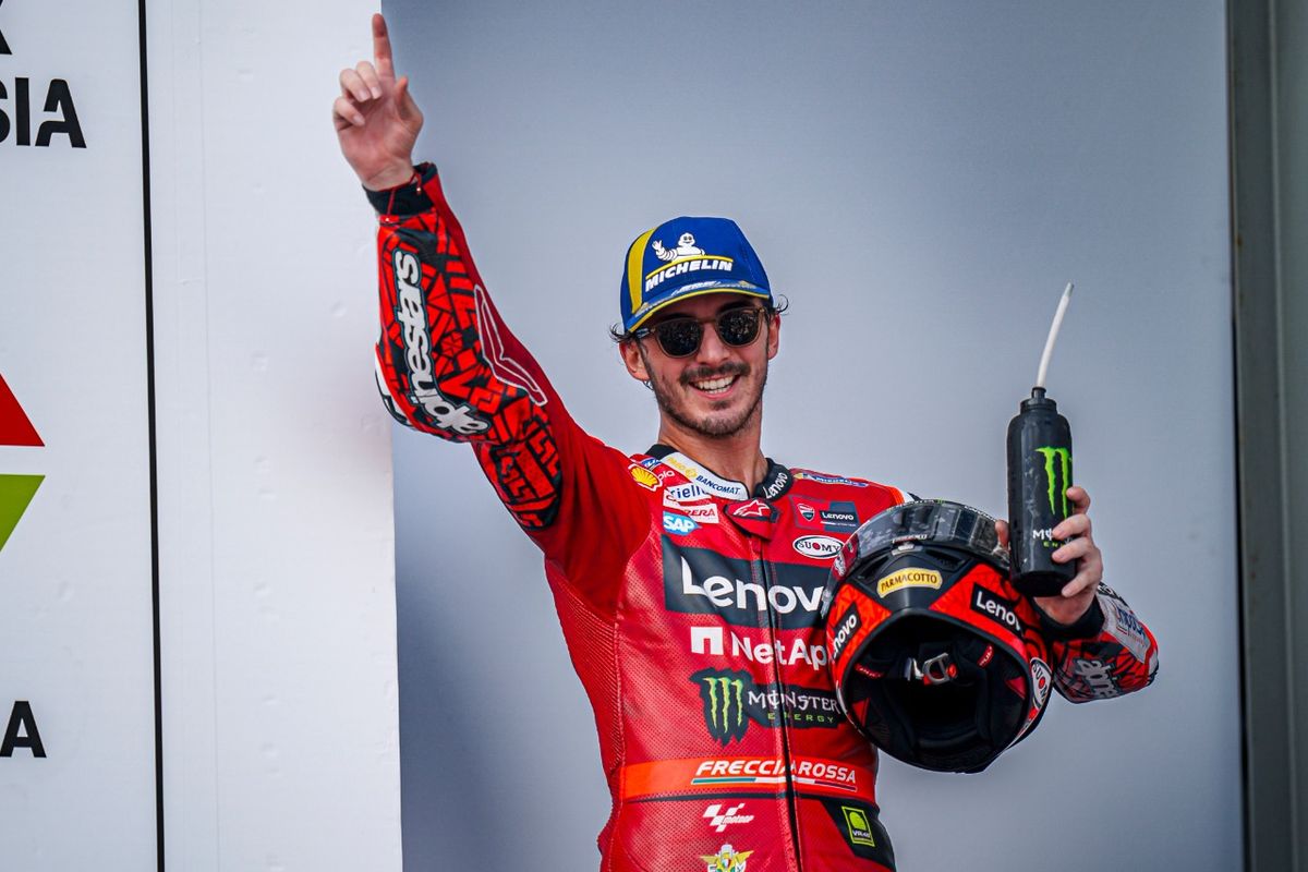 Pebalap Ducati Lenovo, Francesco Pecco Bagnaia, memasuki podium setelah keluar sebagai juara pada MotoGP Indonesia 2023, Minggu (15/10/2023).