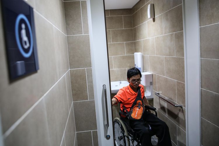 Penyandang disabilitas yang tergabung dalam Jakarta Barier Free Tourism atau JBFT mengikuti uji coba publik pengoperasian MRT di Stasiun Bundaran HI, Jakarta Pusat, Sabtu (16/3/2019). Penyandang disabilitas yang mengikuti uji coba MRT terdiri dari berbagai ragam disabilitas. Mulai dari pengguna kursi roda, tunanetra, insan tuli dan ragam disabilitas lainnya.