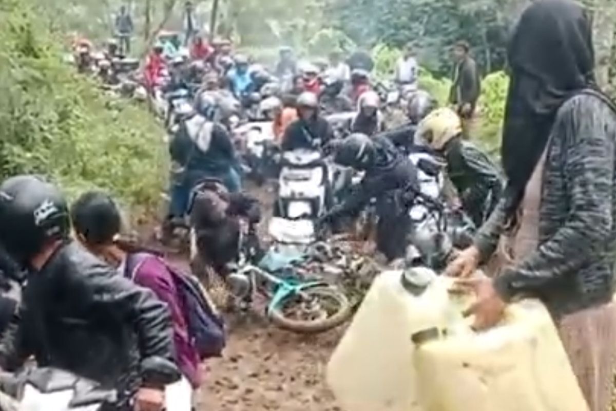 Warga yang hendak berburu BBM di Banyuwangi terjatuh di jalur alternatif Mrawan penghubung Banyuwangi Jember. 