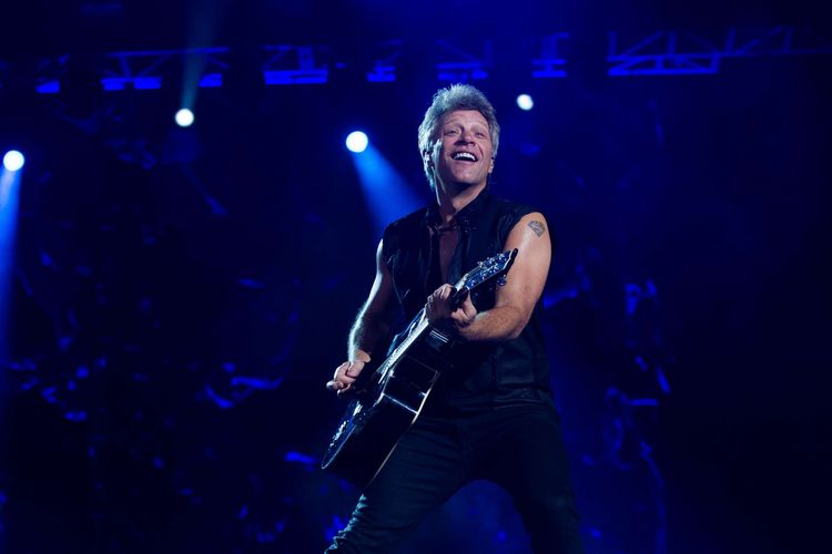 Vokalis grup band rock asal New Jersey, Amerika Serikat Bon Jovi, Jon Bon Jovi menghibur penggemarnya pada Konser Bon Jovi Live di Stadion Gelora Bung Karno, Jakarta, Jumat (11/9/2015). Grup Bon Jovi datang ke Indonesia untuk kedua kalinya setelah pernah datang 25 tahun silam. KOMPAS IMAGES/KRISTIANTO PURNOMO
