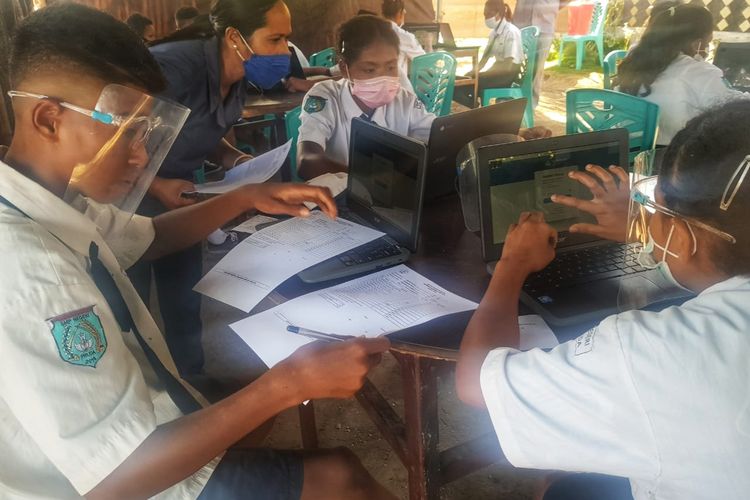 Foto : Siswa-siswi SMPN Pruda mengikuti ujian ANBK yang digelar di halaman rumah seorang guru di kota Maumere, Kabupaten Sikka, NTT, Selasa (5/10/2021).