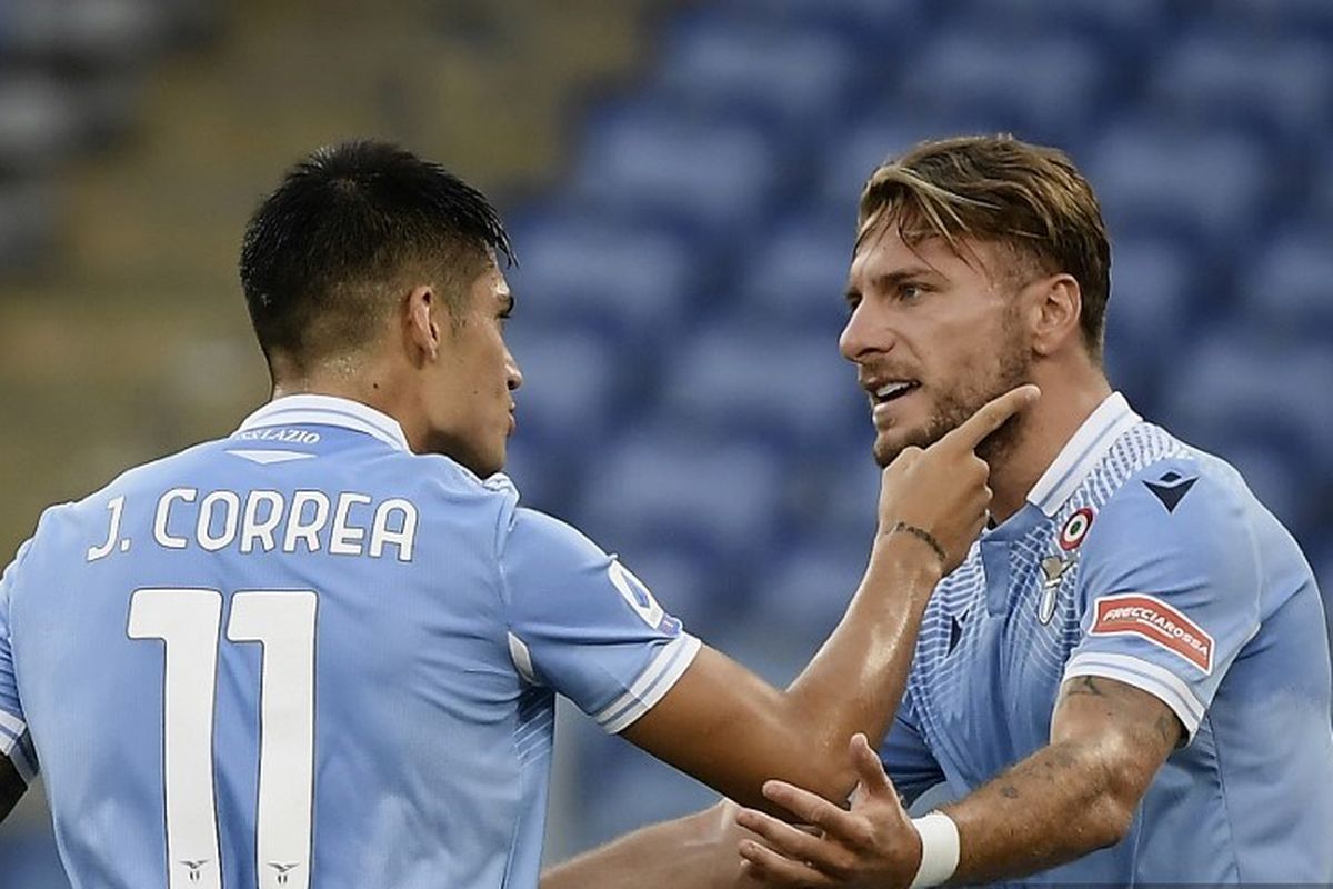Joaquin Correa (kiri) merayakan golnya bersama Ciro Immobile (kanan) pada laga Lazio vs Brescia di Stadio Olimpico dalam lanjutan pekan ke-37 Serie A, kasta teratas Liga Italia, Rabu 28 Juli 2020.