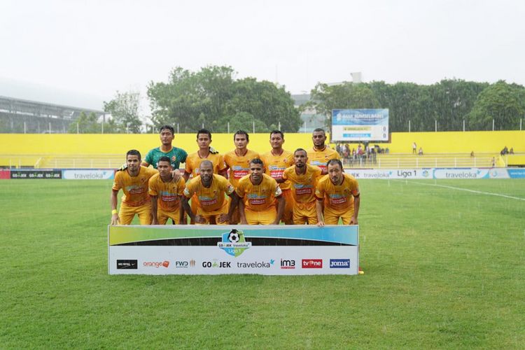 Skuad Sriwijaya FC ketika bermain di stadion baru, Madya Bumi Sriwijaya, Selasa (26/9/2017).