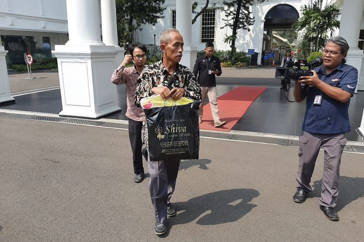 Pedagang korban rusuh 22 Mei 2019 lalu, Usma, usai bertemu Presiden Joko Widodo di Istana Merdeka, Jakarta, Senin (27/5/2019).