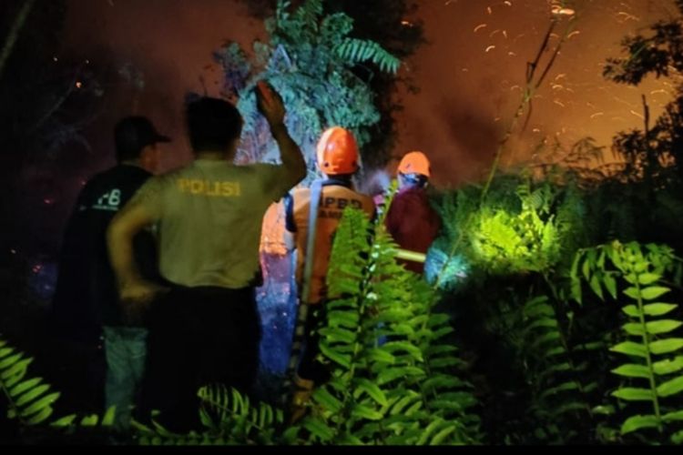 Petugas gabungan berjibaku memadamkan api karhutla di Desa Rimbo Panjang, Kecamatan Tambang, Kabupaten Kampar, Riau, Kamis (10/8/2023) malam.