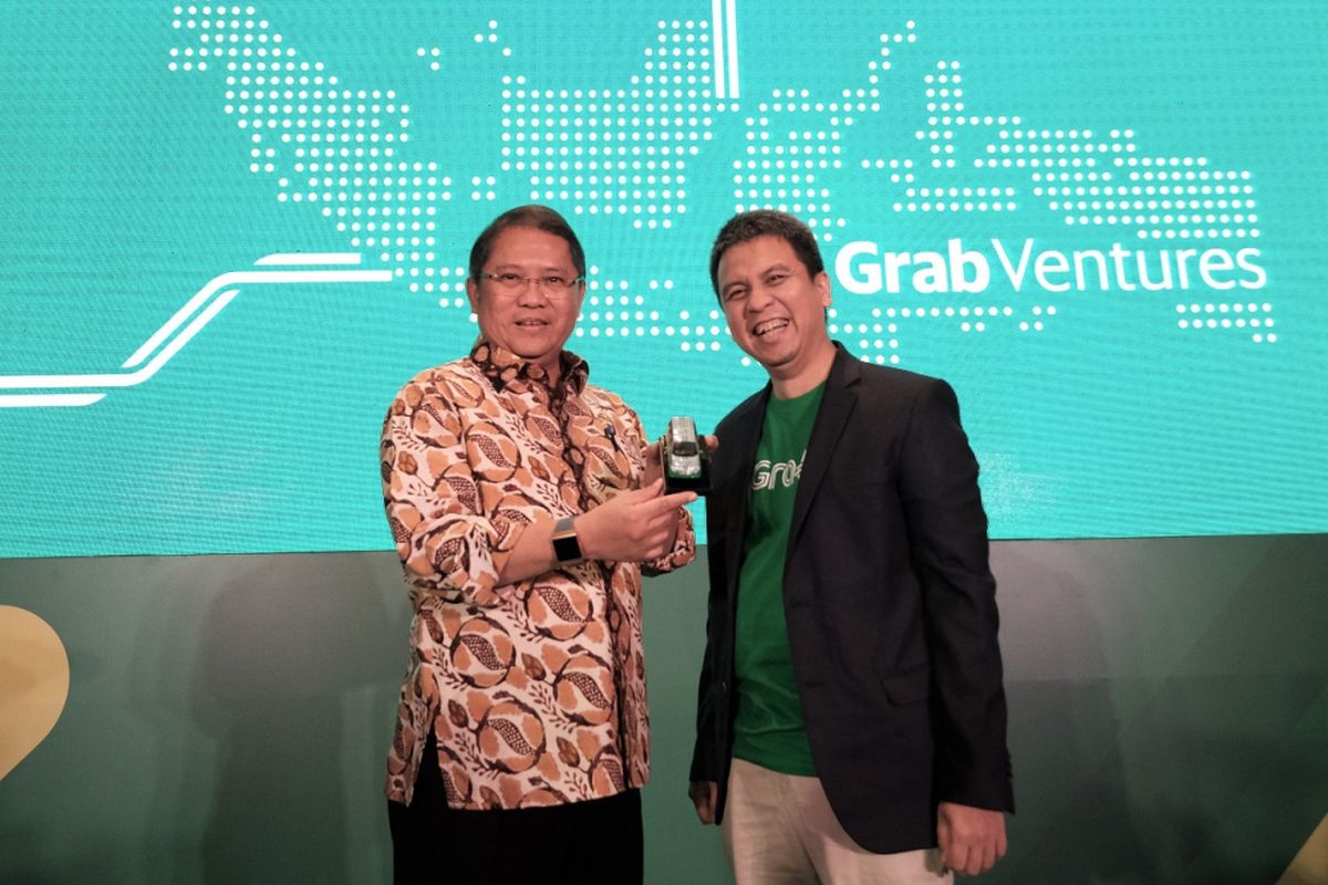 Seremonial penyerahan cinderamata dari Grab Indonesia yang diwakili oleh Ridzki Kramadibrata, Managing Director Grab Indonesia (kanan) kepada Rudiantara - Menteri Komunikasi dan Informatika (kiri).