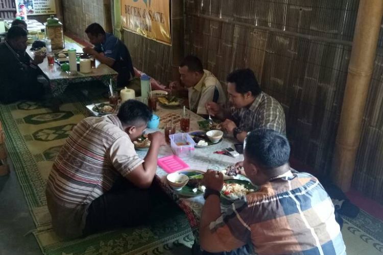 Pengunjung Warung Sedap Yanto Ganjar di Kecamatan Purwodadi, Grobogan, Jawa Tengah tepatnya di jalan raya Purwodadi - Blora km I, Kamis (27/4/2017).