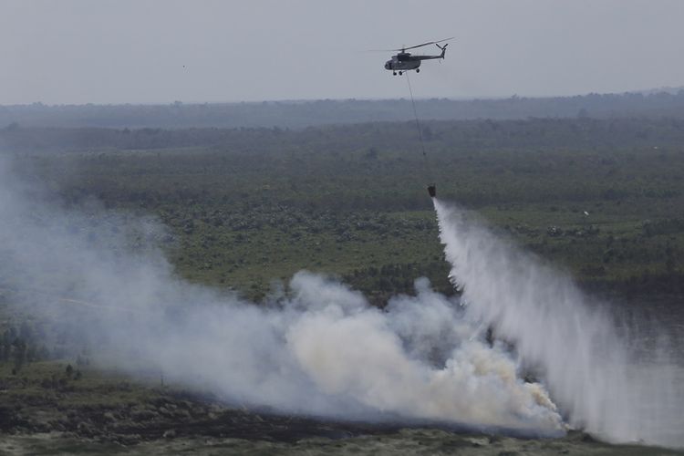 Helikopter MI-17 milik BNPB melakukan pemadaman kebakaran lahan dari udara  (water bombing) di Desa Lebak Deling, Pangkalan Lampam, Ogan Komering Ilir (OKI), Sumatera Selatan, Kamis (3/8/2017). Lahan gambut seluas 30 hektare di lokasi tersebut terbakar sejak Rabu (2/8) dan baru dapat dipadamkan Kamis (3/8). ANTARA FOTO/Nova Wahyudi/aww/17.