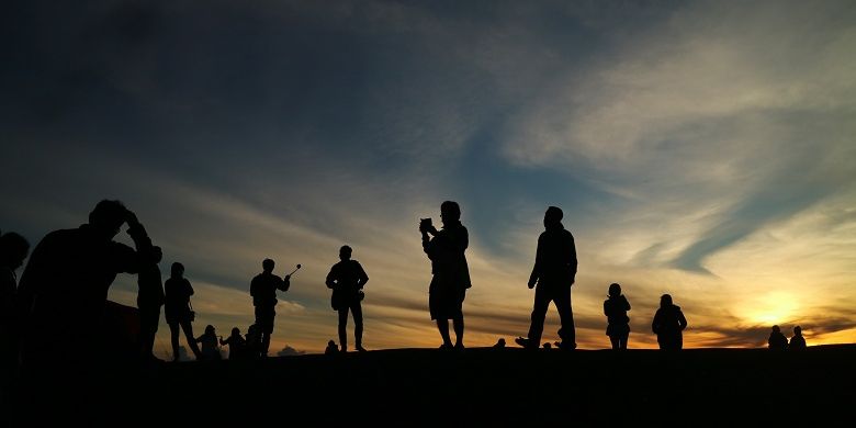 Wisatawan tengah mengabadikan momen-momen matahari terbit dari Puncak B29, Desa Argosari, Kecamatan Senduro, Kabupaten Lumajang, Jawa Timur, Selasa (11/4/2017). Pemandangan yang ditawarkan dari Puncak B29 adalah Gunung Bromo, Batok, Lemongan, Raung, Semeru, dan Argopuro.