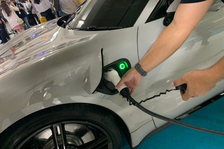 Ilustrasi mobil listrik sedang mengisi daya di SPKLU Shell Recharge di Mal Pacific Place