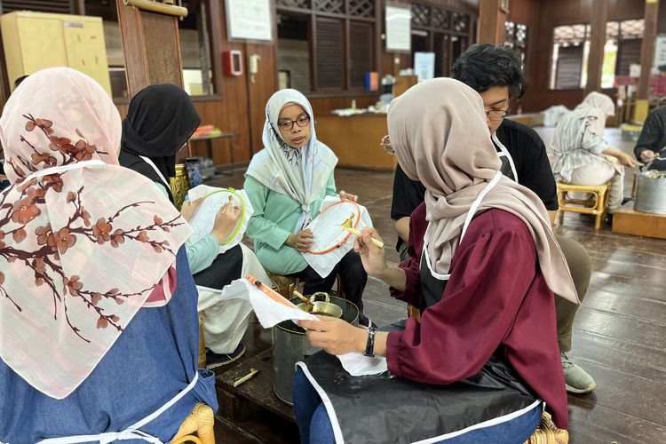 Kegiatan membatik di pendopo batik, Museum Tekstil, Minggu (1/10/2023).