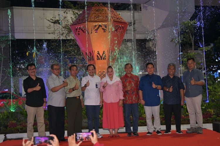 Wali Kota Semarang Hevearita Gunaryanti Rahayu meresmikan taman Brilliant Park di kawasan segi tiga emas di Jalan Pandanaran Semarang.