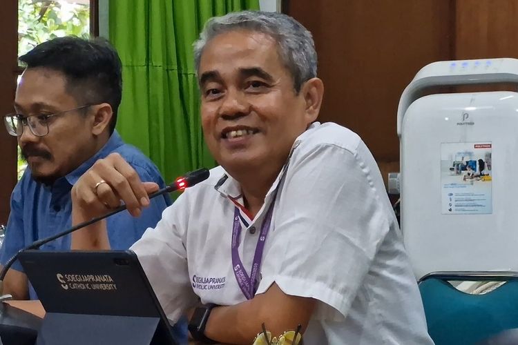 Rektor Unika Semarang Ferdinandus Hindarto ditemui dalam jumpa pers di kampusnya, Selasa (6/2/2024).