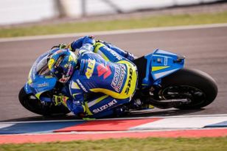 Pebalap Suzuki Ecstar asal Spanyol, Aleix Espargaro, memacu motornya pada sesi kualifikasi GP Argentina di Sirkuit Termas de Rio Hondo, Sabtu (18/4/2015).