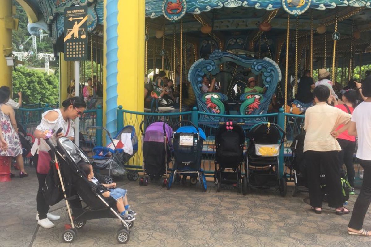 Ocean Park Hongkong, taman hiburan yang cocok dikunjungi keluarga. Tempatnya ramah anak dan lansia.