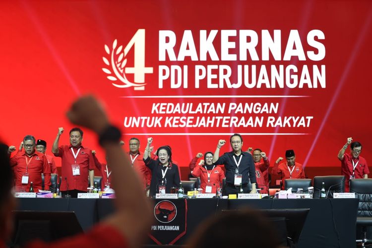 Momen penutupan Rakernas IV PDI-P. Terlihat di panggung di antaranya Ketua Umum Megawati Soekarnoputri dan putra keduanya sekaligus Ketua DPP PDI-P M. Prananda Prabowo, Minggu (1/10/2023).