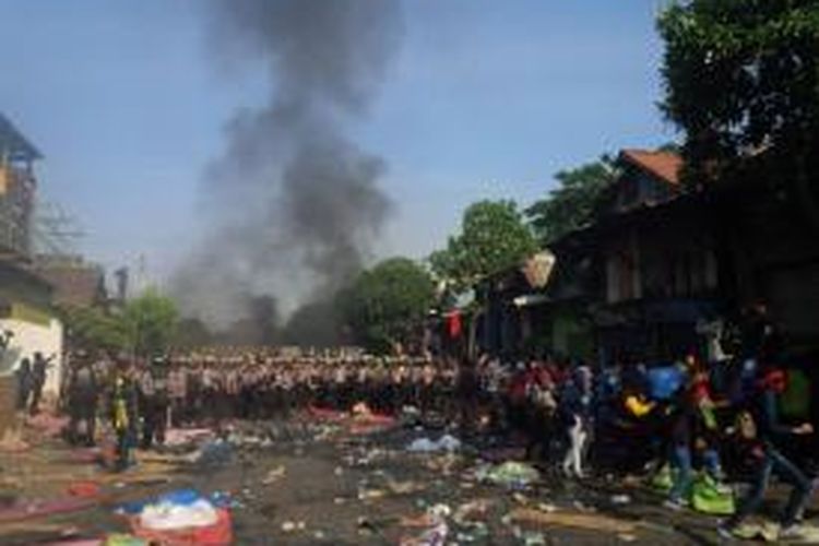 Polisi dan TNI bentrok dengan buruh di depan pabrik sepatu Jalan Tanjungsari Surabaya.