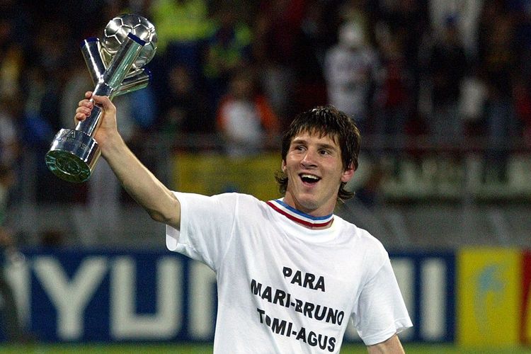 Lionel Messi saat merayakan gelar juara Piala Dunia U20 2005 bersama Argentina. Kala itu, Piala Dunia U20 berlangsung di Belanda.