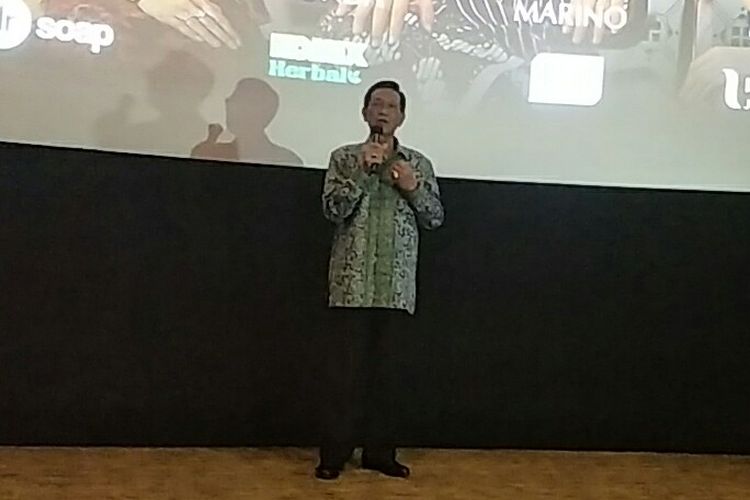 Gubernur Daerah Istimewa Yogyakarta, Sri Sultan Hamengkubuwono X menghadiri gala premiere film Losmen Bu Broto di Empire XXI, Yogyakarta, Sabtu (13/11/2021).