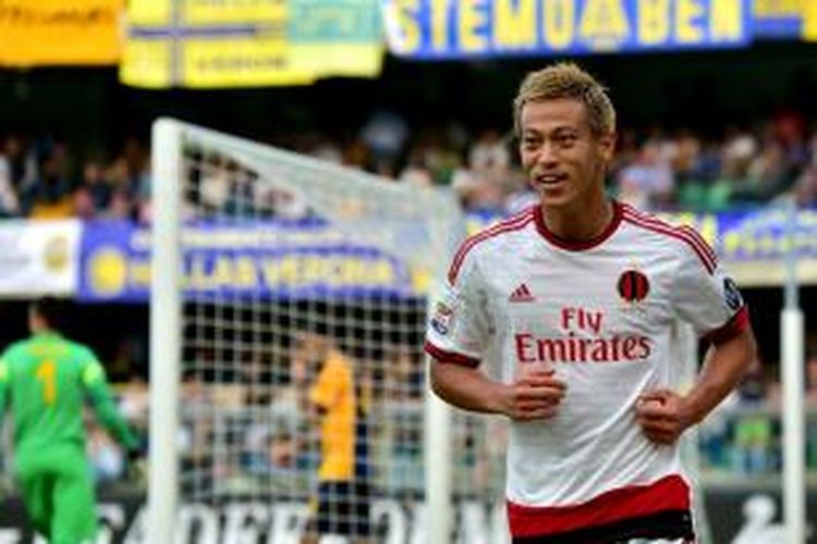 Gelandang AC Milan, Keisuke Honda, seusai mencetak gol ke gawang Hellas Verona pada lanjutan Serie-A, Minggu (19/10/2014). 