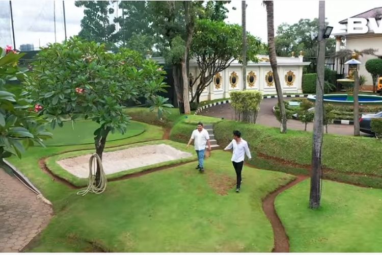 Lapangan golf di rumah penyanyi Aleta Molly.