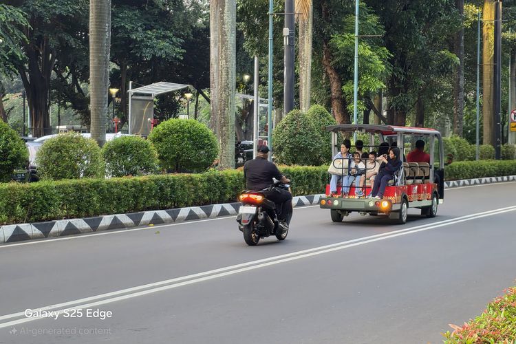 Foto setelah diedit menggunakan Generaative Edit. Hasilbya sangat rapi.